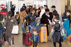 家族との再会を喜ぶ帰省客＝富山空港