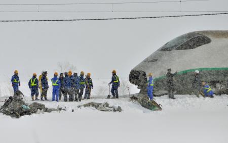 山形新幹線、車と衝突＝運転女性死亡、乗客１人軽傷—一時運転見合わせ