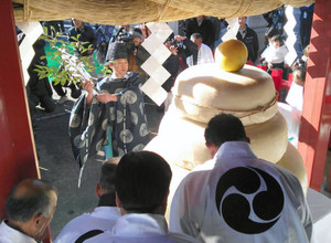 重さ５００キロの大鏡餅 高根沢町 安住神社