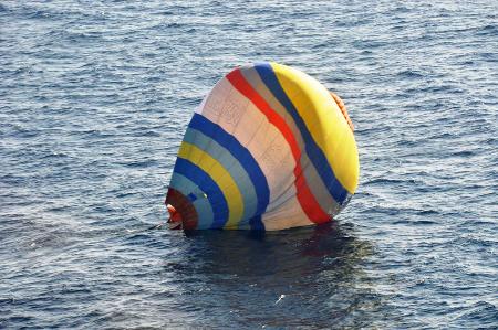 熱気球を使っての尖閣上陸に失敗した中国人、海上保安庁が救助
