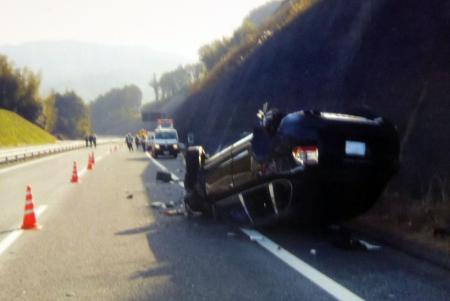 帰省中の車横転、家族５人が死傷 愛媛