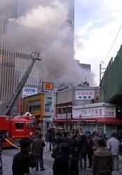 火災:有楽町パチンコ店で火災 Ｕターンの足 乱れる