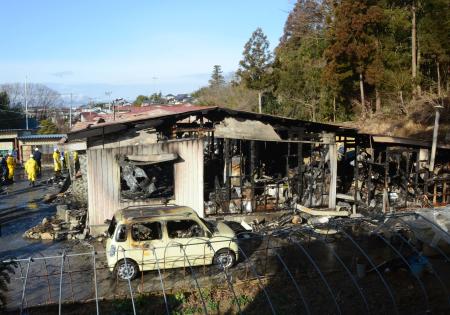 福島で住宅燃え３人死亡 ８歳男児らか