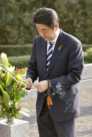 首相、父・晋太郎氏の墓前で誓い「日本を輝ける国に」