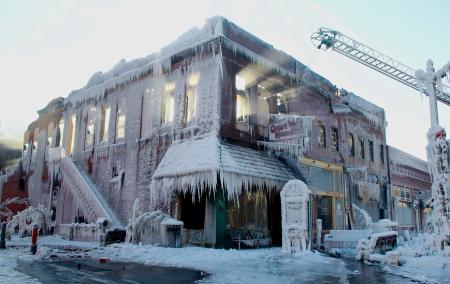 米東部で大雪 １５人が死亡、ＮＹ州など非常事態宣言