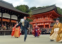 蹴鞠初め:ブラジル人飛び入り参加に歓声 京都・下鴨神社