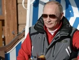 プーチン大統領、“欧州最後の独裁者”とホッケー参戦