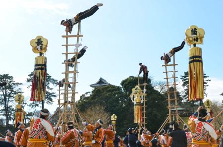 消防の出初め式 「加賀鳶梯子登り」を披露