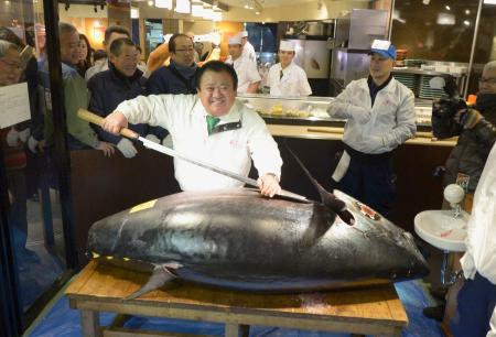 初競り大幅安、それでもマグロは築地を目指す