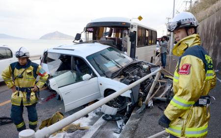 送迎バスと車が正面衝突 1人死亡、20人以上搬送