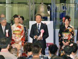 麻生金融相、景気回復へ努力 東証大発会であいさつ