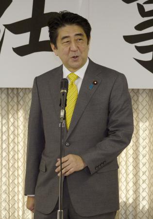 自民党が仕事始め 首相「先頭に立ってデフレ脱却」