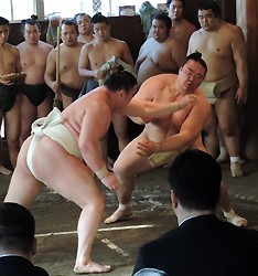 稀勢の里、黒星スタート＝大相撲初場所初日