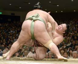 稀勢の里、痛恨黒星「弱さ出た」／初場所