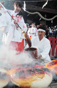 47NEWS ＞ 共同ニュース ＞ 幸せも大きく！焼きまんじゅう 群馬・伊勢崎神社で神事