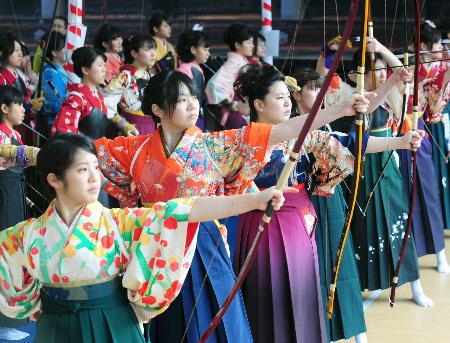 晴れ着姿で腕前披露 三十三間堂で通し矢