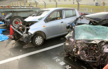 積み荷の橋桁が落下、対向車の２人死亡１人重体 沖縄