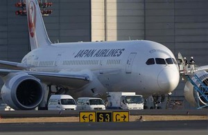 航空トラブル:バッテリー異常、７８７機体から白煙−−成田空港