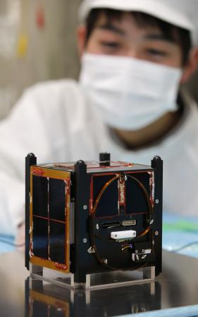 学生ら開発、超小型衛星が宇宙に 電力不足の改善に期待