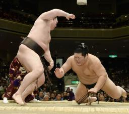 稀勢の里２敗目、綱とり絶望的 白鵬５連勝、単独トップ