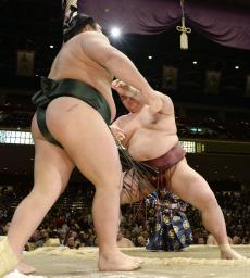 稀勢の里、綱とり崖っぷち