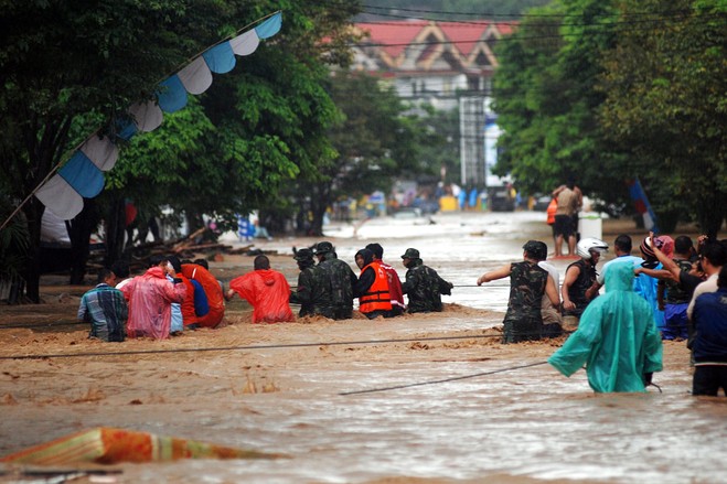 豪雨で１３人死亡、４万人が避難 インドネシア