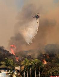 ロス近郊で山火事＝２０００人避難－米