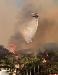 ＬＡ近郊の山火事で1000人以上避難、キャンプでたき火の3人逮捕