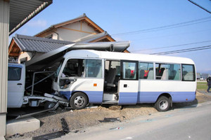 住民かねて事故危ぶむ 神戸、バスと車衝突