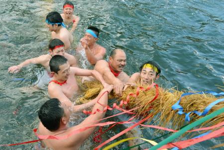 寒空の下「水中綱引き」 福井・美浜で豊漁の祈り