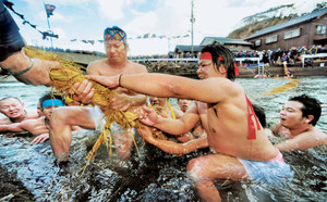 「水中綱引き」で無病息災を祈願 美浜