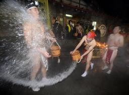 八ツ場ダムで水没、最後の湯かけ祭り ４００年続く奇祭