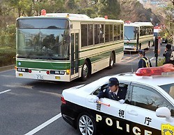 オウム平田被告公判:中川死刑囚、異例の尋問…遮蔽板設置