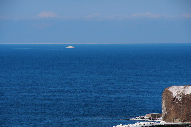 北海道・網走で流氷初日 水平線にうっすら