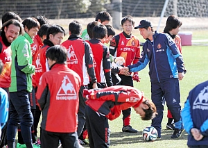 西野グランパスが始動 主将に闘莉王