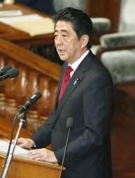 施政方針演説:４月以降をにらみ、「安倍色」じわり