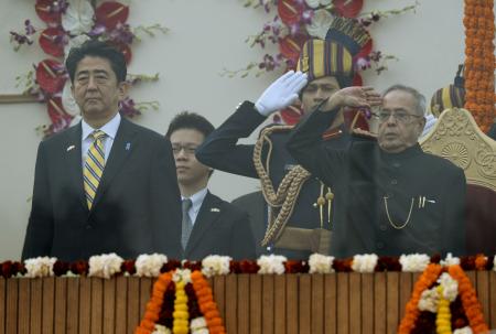 安倍首相:インド訪問 軍事パレード、観閲