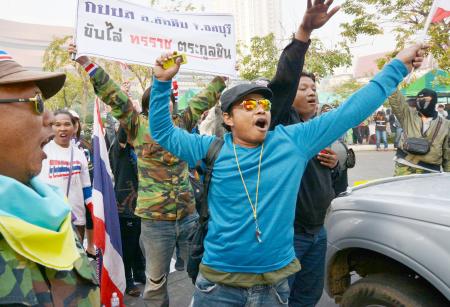 タイ総選挙めぐり首相と選管が協議 建物の外ではデモ隊へ発砲も