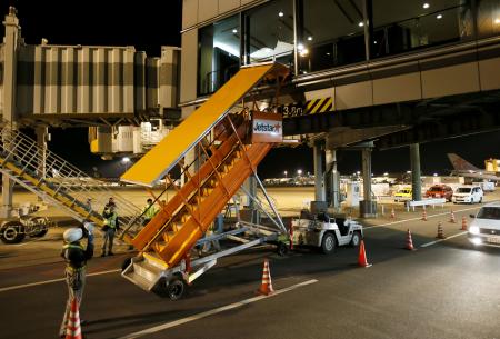 タラップが搭乗橋付属部と接触＝ジェットスター、窓ガラス割る—成田空港