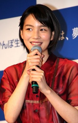 能年玲奈:花嫁姿初披露「一番子供っぽくてビックリ」