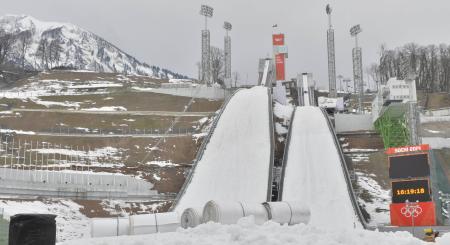 五輪ジャンプ台周辺、雪なし 開幕まで１週間