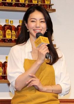 美しさの秘訣はよく飲むこと!? 井川遥がハイボールの新イメージキャラクターに就任！