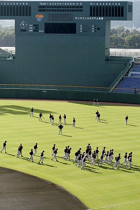 １２球団、キャンプイン＝１日、沖縄と宮崎で－プロ野球