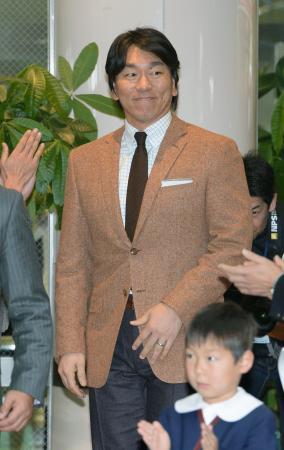 松井氏、ミーティングであいさつ「僕の経験伝える」