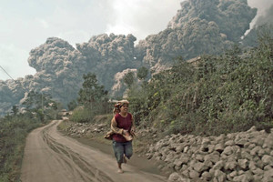 インドネシアの火山で噴火、死者１４人