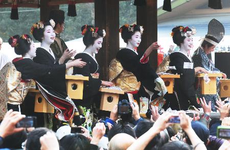 舞妓ら豆まき華やか 八坂神社で節分行事