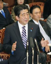 首相、集団的自衛権行使「憲法解釈変更で可能」 参院予算委