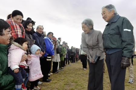 両陛下、葉山で海岸散策…９日まで御用邸で静養