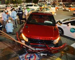 福岡の繁華街で暴走車…「脱法ハーブ吸った」計１１台絡む事故