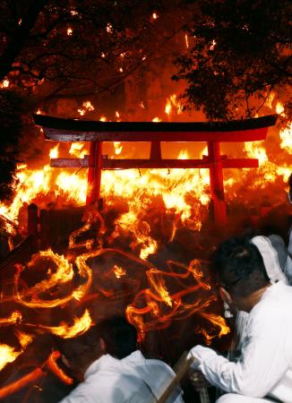 和歌山）駆け下る炎 新宮でお燈まつり